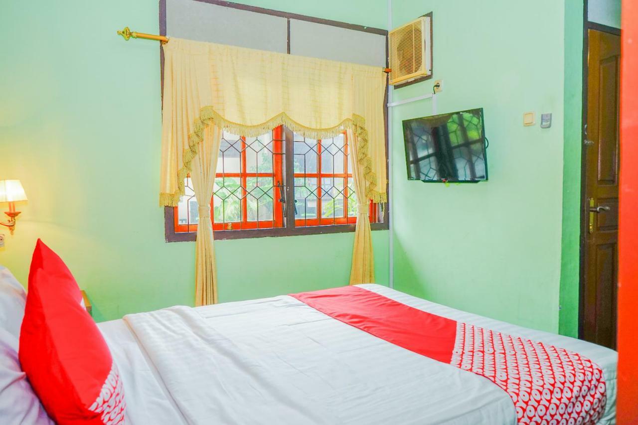 Oyo 479 Casa Beach Hotel Tanjung Pandan Ngoại thất bức ảnh