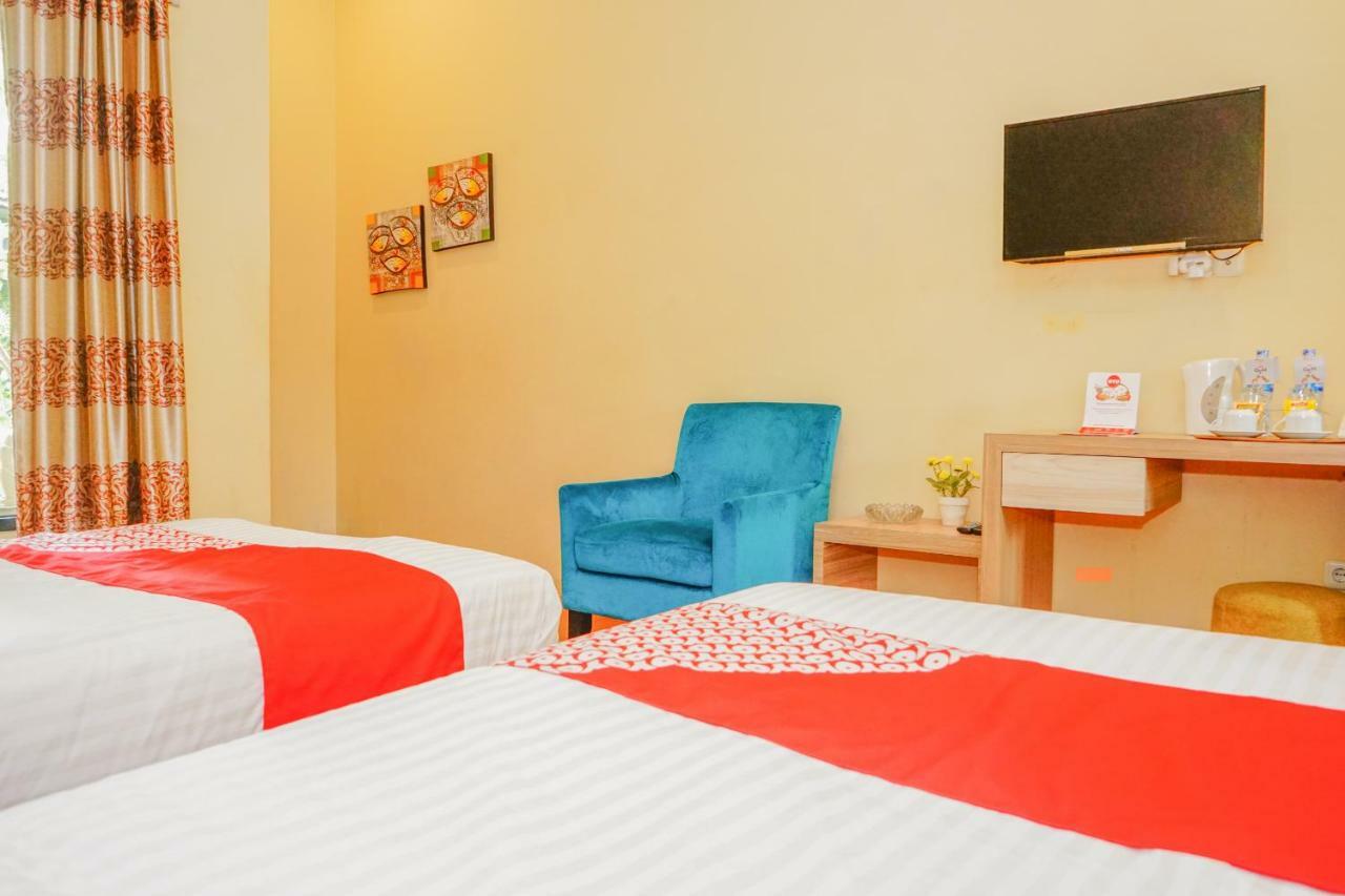 Oyo 479 Casa Beach Hotel Tanjung Pandan Ngoại thất bức ảnh